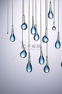 水在玻璃上背景图片_十个玻璃滴挂在绳子上