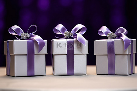 礼盒紫色背景图片_三个带紫色绳子的银色礼盒