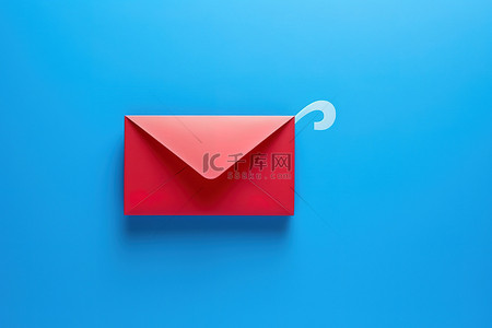 蓝色背景上带有向上箭头的电子邮件标志