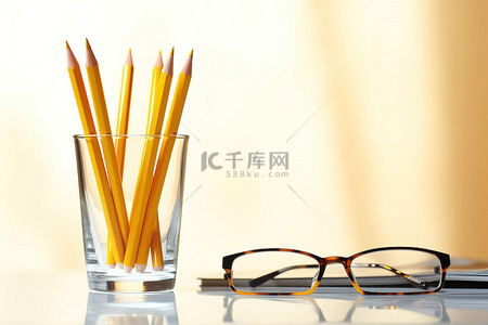铅笔堆背景图片_两个眼镜和一堆铅笔