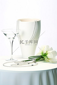 玻璃珠背景图片_白色的桌子，配有项链和桌子玻璃