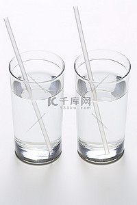两杯水，一杯里面有一根吸管