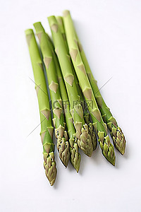 蔬菜免扣PNG图背景图片_白色表面上芦笋的特写