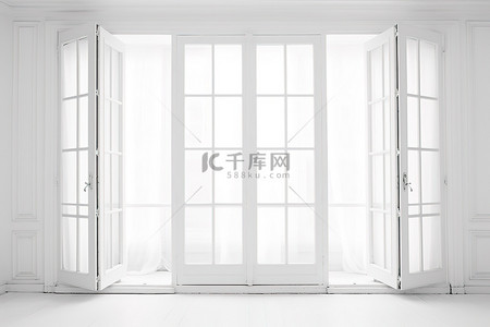 带法式玻璃前门的白色房间