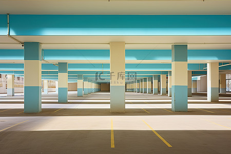 有蓝色方柱的空停车场