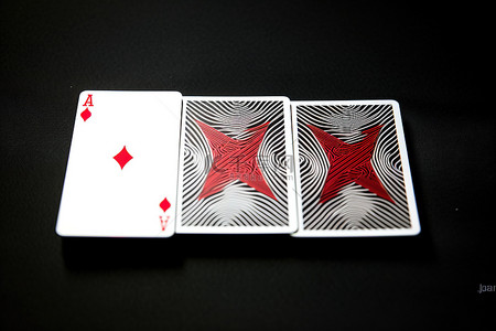黑色表面上显示一小捆扑克牌