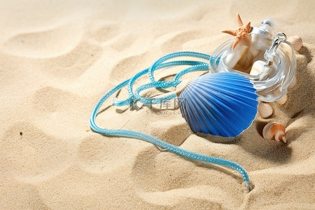 海洋贝壳背景图片_沙子背景中的蓝色海洋贝壳轻绳