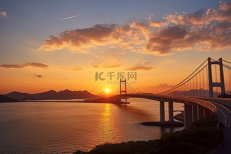 日落柳柳背景图片_太阳落在一座桥上，有 koh io 和一座山