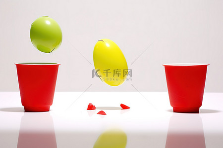 两个红鸡蛋落入白色桌子上的黄色杯子中