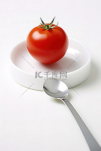 白盘上放有番茄的体重测量勺