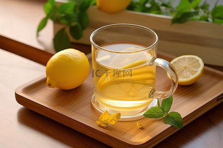 木板上的柠檬茶和绿茶