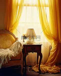 一间挂着黄色窗帘的客厅坐落在象牙色的灯旁边