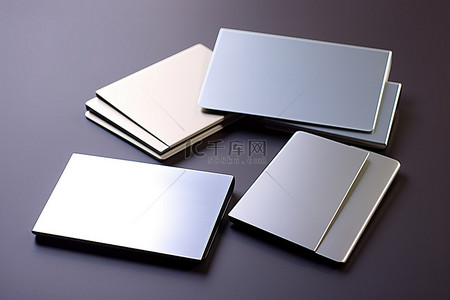 桌子上银色的扁平金属名片夹
