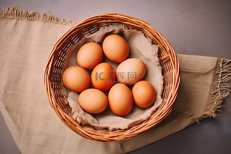 涂油的藤篮里有几十个生鸡蛋