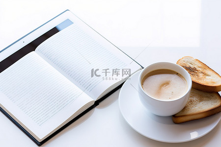 一本书和咖啡，旁边是一盘烤面包