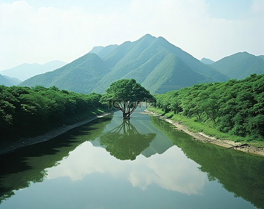 一条大河，周围群山环绕