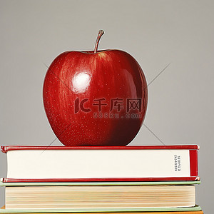 一些书上面放着一个苹果馅的苹果