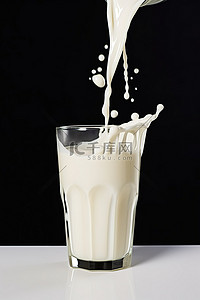 牛奶从玻璃杯边缘溢出