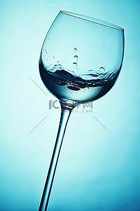 一个酒杯，水从顶部滴下来
