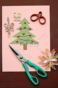 圣诞贺卡用蜡笔剪刀和纸和墨水笔