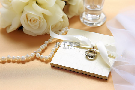 桌子上有一张新娘请柬，旁边是珍珠首饰和眼镜