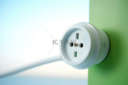 绿色环保能源背景图片_一个带有绿色插头的白色插座插头