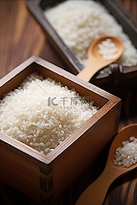 木盒里的米饭和勺子