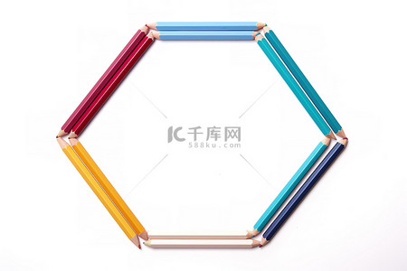 一个由铅笔制成的方形框架，上面有不同的颜色