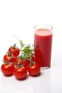樱桃果汁背景图片_白色背景上的西红柿和果汁