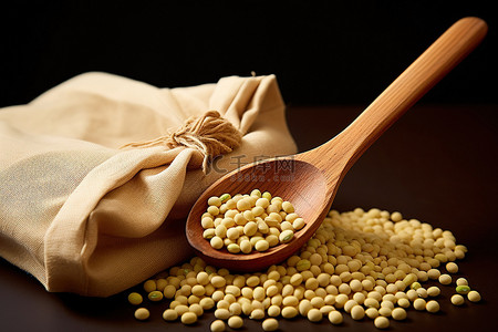 袋子农药袋子背景图片_一个木勺，里面装满了装在袋子里的黄豆