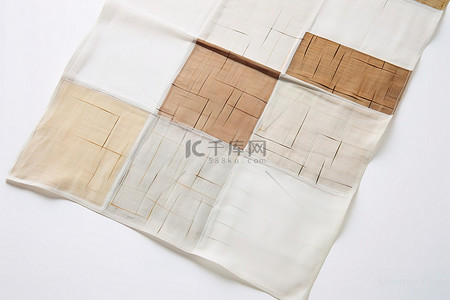 白色和棕色的方形餐巾纸