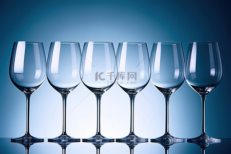 蓝色背景下一排连续的十几个酒杯