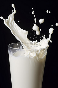 液态白色牛奶溅入杯子