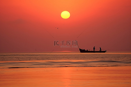 夕阳西下时，一名男子在船上钓鱼