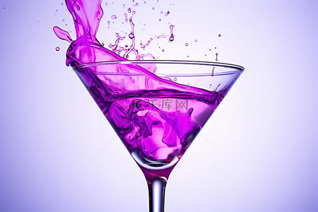 马提尼酒杯上的紫色油漆