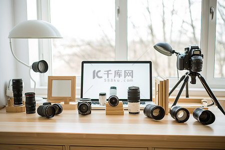 相机系列放置在由实心樱桃木制成的轻型桌子上
