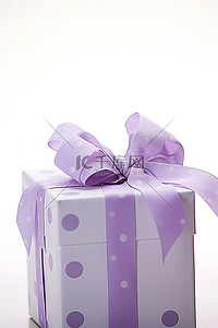 浅紫色蝴蝶结系在白色盒子上