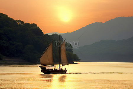 一艘船在水中航行，背后是夕阳