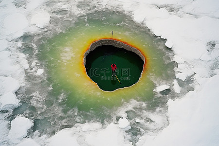 韩国圆背景图片_一个人站在冰上的一个圆洞外面