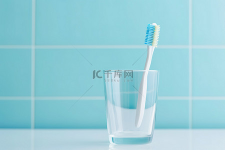 牙刷在一杯水中