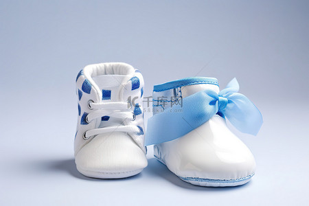 婴儿的蓝色和白色靴子和白色婴儿