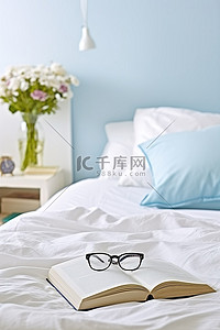 被子背景图片_一张白色的床，上面有白色的被子，里面有阅读材料
