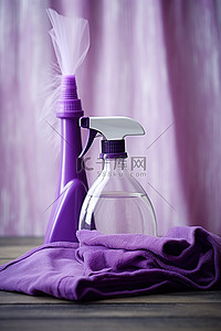 桌子上的紫色清洁瓶和拖把