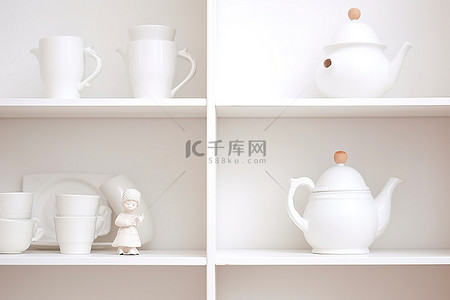 架子白色厨房配有白色瓷器茶具