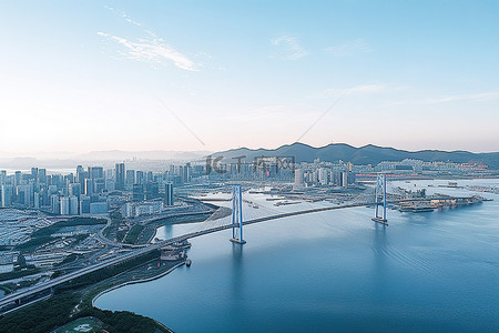 香港一座城市的鸟瞰图，有一座桥梁