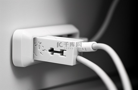 usb插口背景图片_白色 USB 电缆插入墙壁一侧