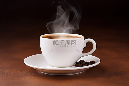 咖啡原料背景图片_棕色背景中带有蒸汽的一杯白咖啡