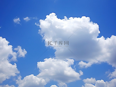 牛在天上背景图片_这张图片显示了蓝天上的云彩