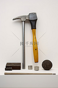 有锤子钉子和工具箱的工具