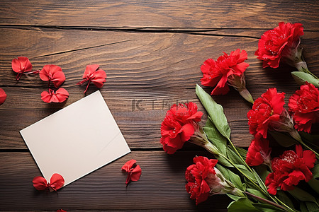 木制背景，红色的花朵和卡片
